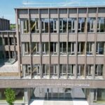 Vzdušný, přívětivý a útulný okresní úřad postavený výhradně ze dřeva